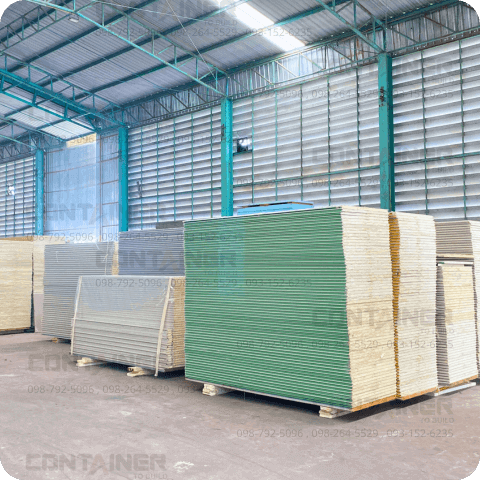 แผ่นแซนวิชพาเนลไส้ PU FOAM วางซ้อนกันในโรงงานของเรา
